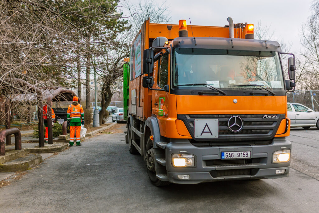 Jak vyzrát na třídění odpadu nejen o Vánocích? Pražské služby radí v zimním speciálu